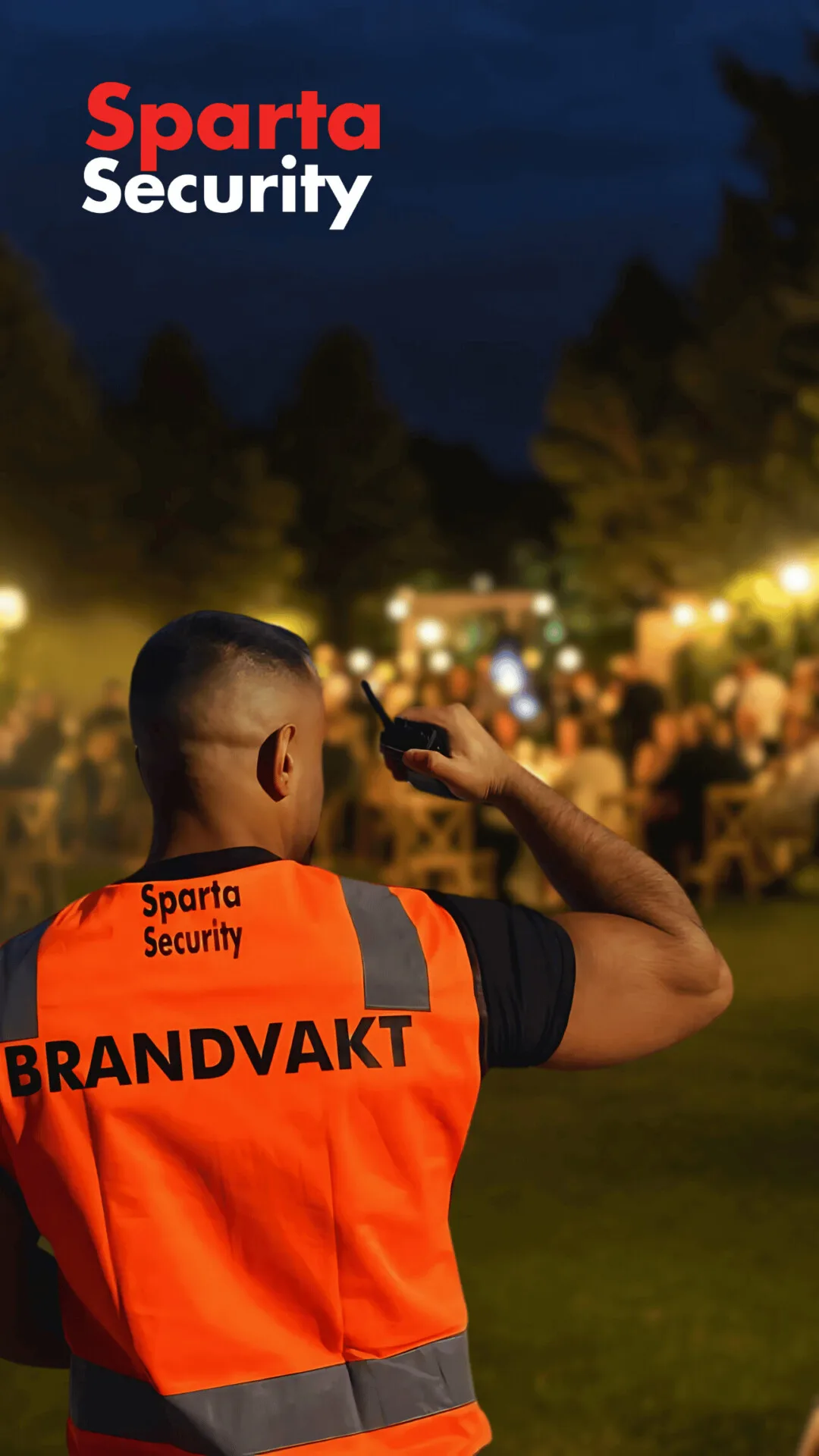 Sparta-Security-Sverige-brandvakt-utomför-i-uniform-vid-event