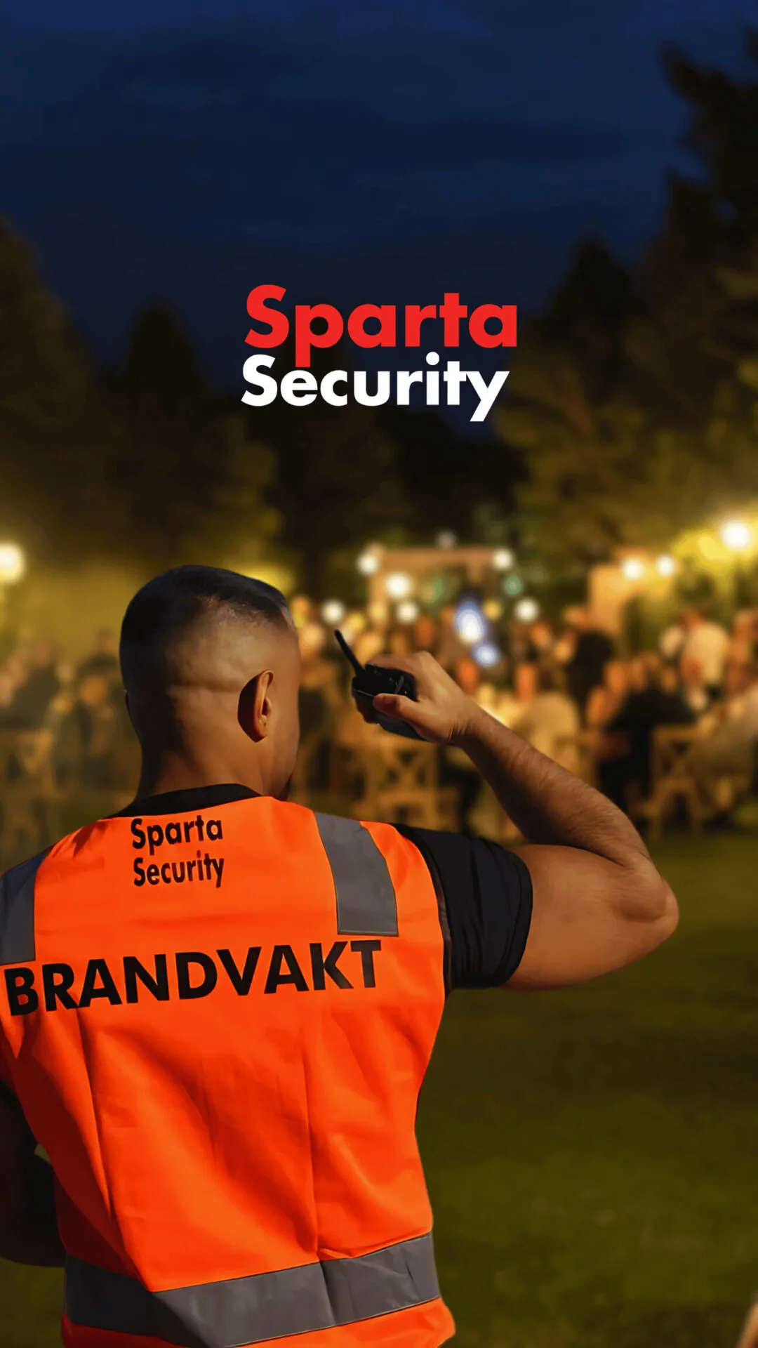 Brandvakt i Västerås Sparta Security Sverige brandvakt utomför i uniform vid event